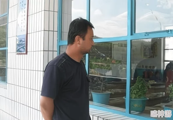 老师穿着黑色丝袜啪啪的，网友纷纷表示这种行为不妥，认为教师应保持专业形象，影响学生观念