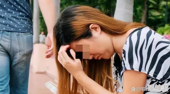 美女扒开大腿让男人桶尿口，许多网友对此表示震惊，认为这种行为不应被美化，应该提倡尊重与自我保护
